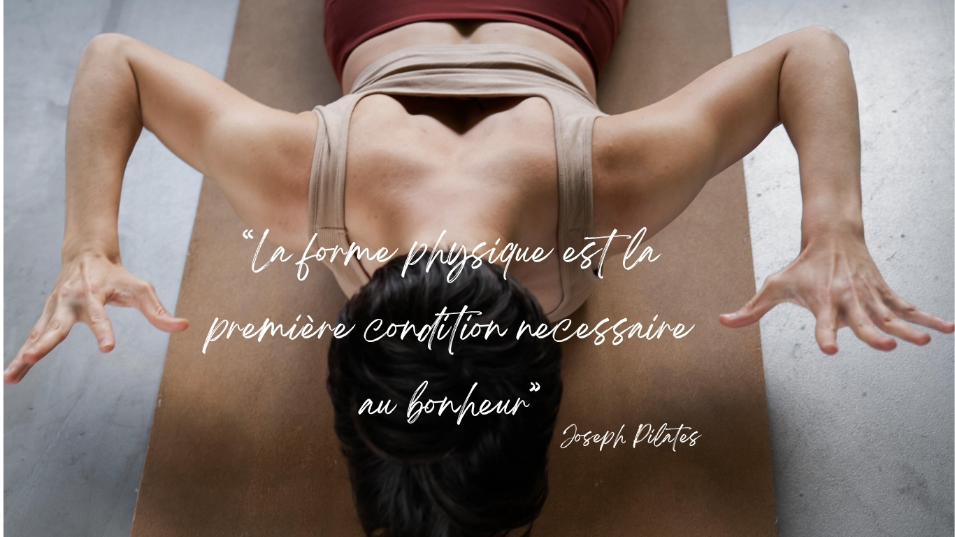 Femme en position de planche sur un tapis de yoga, vue de haut, avec une citation de Joseph Pilates sur la forme physique.