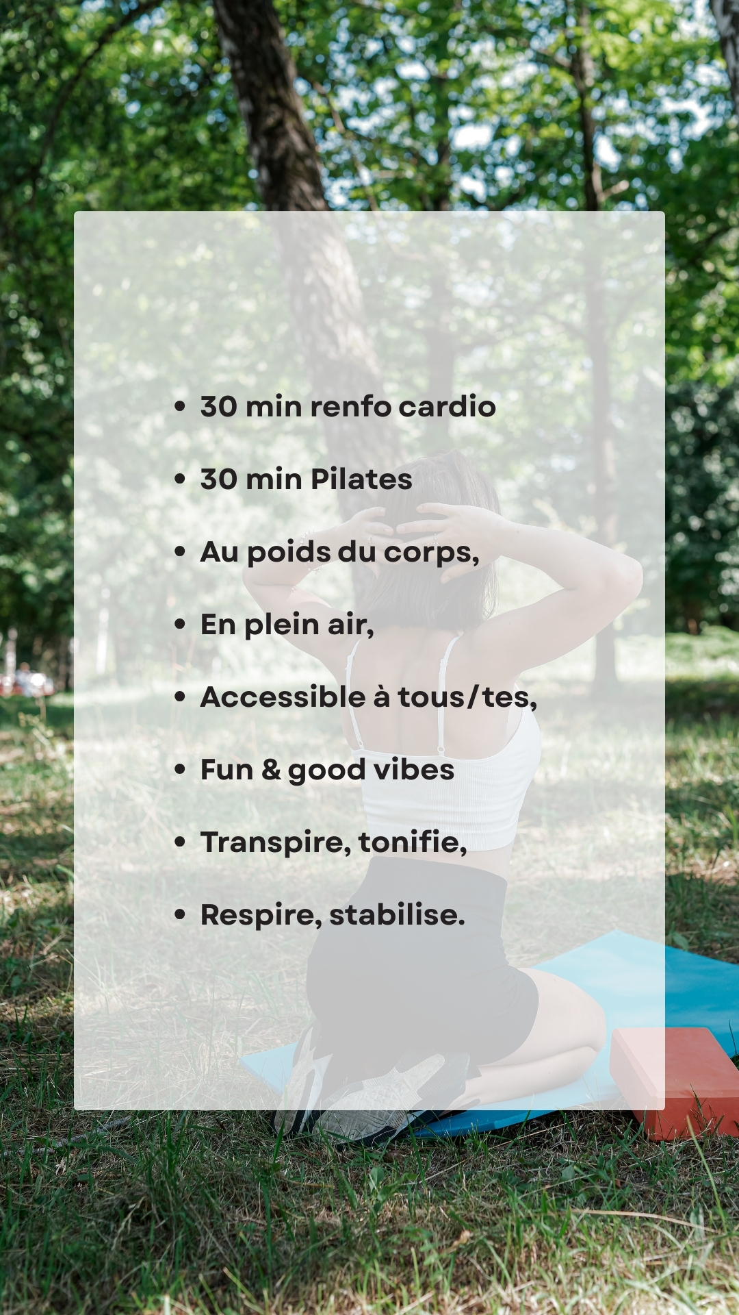Texte descriptif d’un programme de renforcement cardio et Pilates en plein air, sur fond de nature avec une femme assise sur un tapis de yoga.