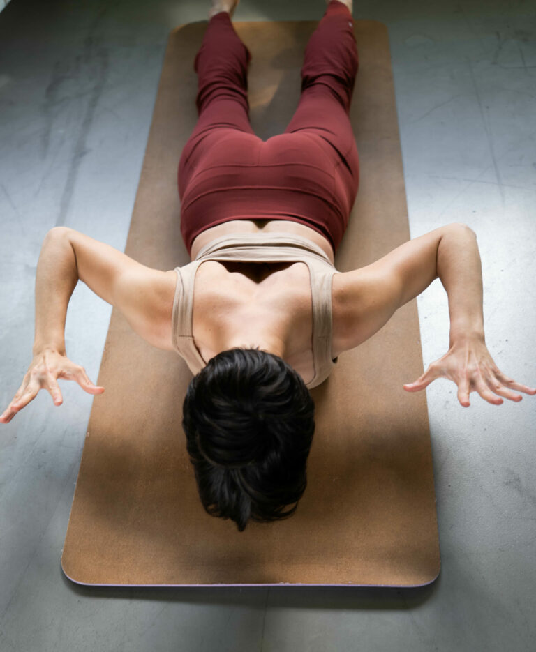 Cours de Pilates en studio à Montpellier - exercice de renforcement du dos et de centrage